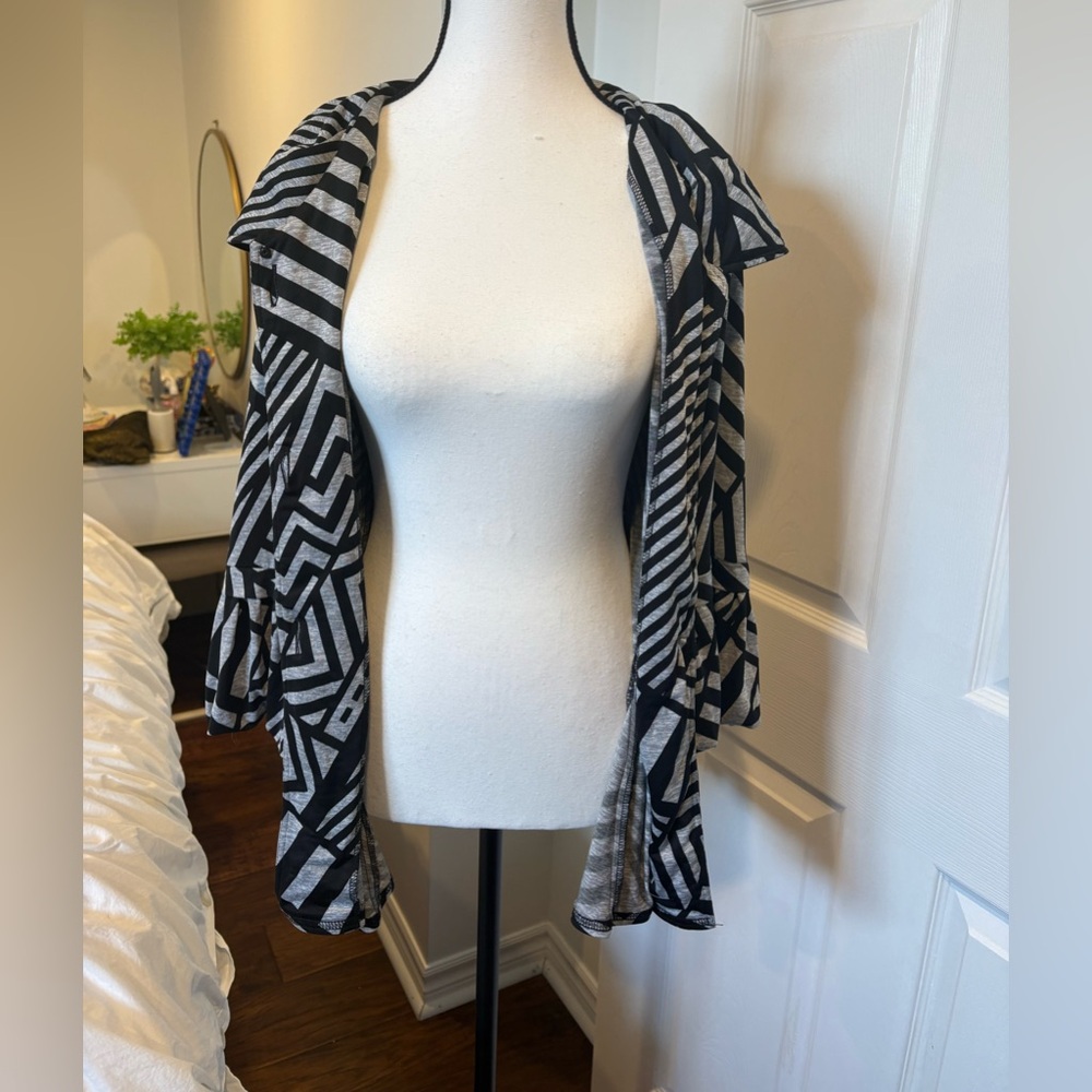 Joseph Ribkoff Geometric Button Front Tunic Top Size 8 - Picture 4 of 7